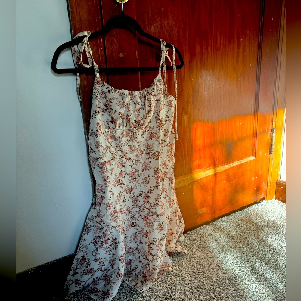 Cute summer mini dress! Adjustable tied straps, and zipper on the side. 🤍